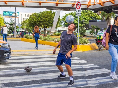 A ritmo de las luces, joven realiza acrobacias de fútbol libre