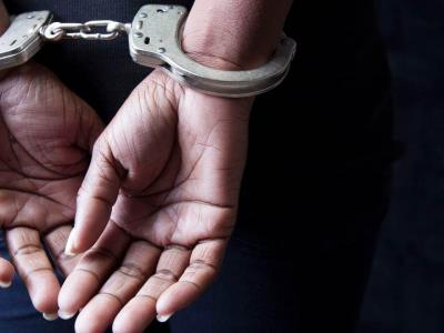 Mujer acusada de falsificación documentos públicos y estafa