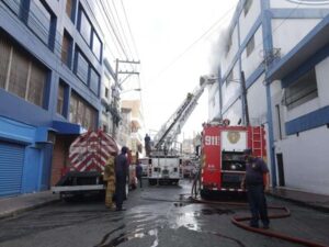 Bomberos controlan 50 % del incendio en Garrido
