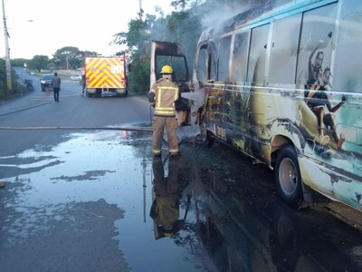 Chofer sufre quemaduras de tercer grado tras incendio vehicular