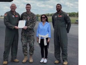 Embajadora de EE. UU. realiza vuelo desde Las Américas con militares