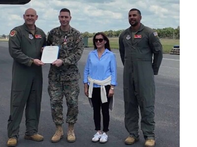 Embajadora de EE. UU. realiza vuelo desde Las Américas con militares
