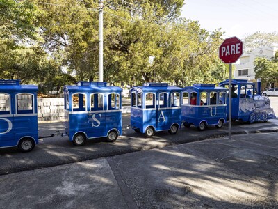 Estudiantes UASD disfrutan de una vuelta en el tren eléctrico