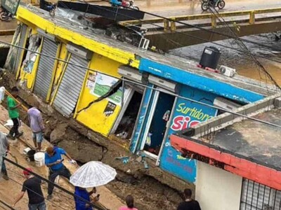 Rescatan pertenencias de viviendas inundadas en Gaspar Hernández