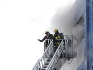 Unidades de los bomberos trabajan para sofocar incendio en Garrido