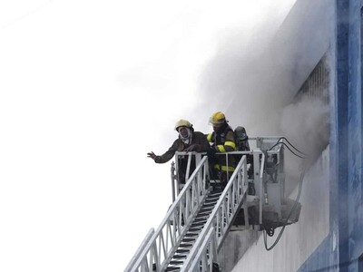 Unidades de los bomberos trabajan para sofocar incendio en Garrido