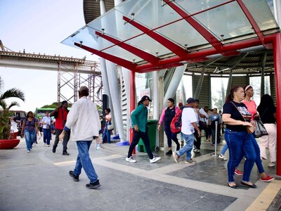 Usuarios vuelven al metro tras el blackout nacional