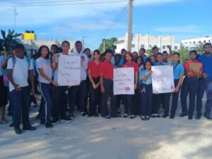 Estudiantes de Higüey protestan por calles, vertedero y seguridad