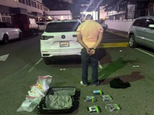 Arrestan hombre y ocupan cinco paquetes de drogas en Boca Chica