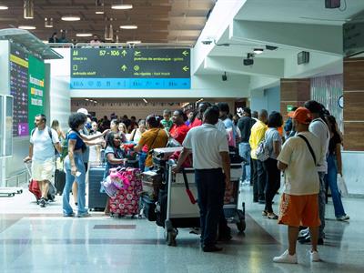 Más de 400 pasajeros varados en el AILA