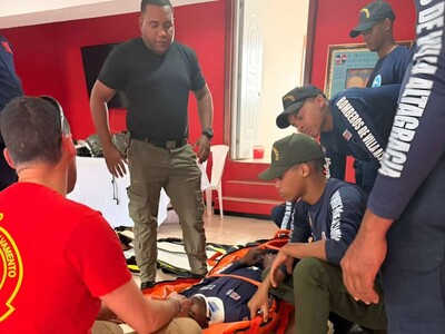 Bomberos de Villa Altagracia reciben capacitación en rescate y atención