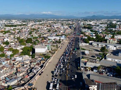 Congestionamiento en autopista Duarte por trabajos de puente peatonal