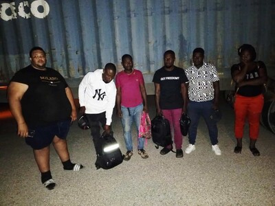 Detienen a camionero por haitianos indocumentados en San Juan