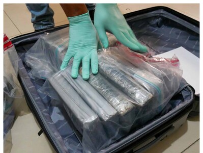 Detienen a hombre con 13 paquetes de presunta cocaína