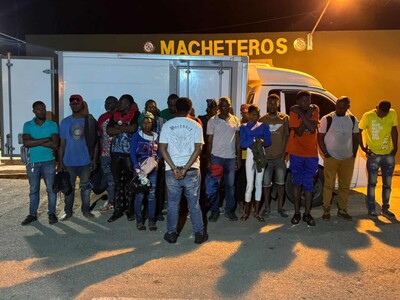 Detienen camión con 18 haitianos indocumentados en Valverde