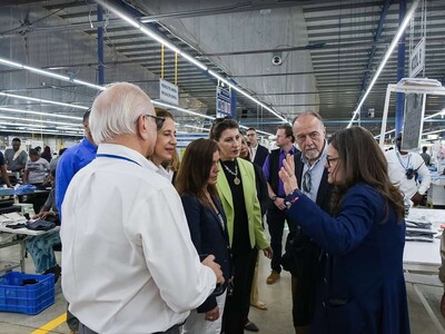 Embajadora de EE. UU., Leah Campos, visita el parque industrial Codevi