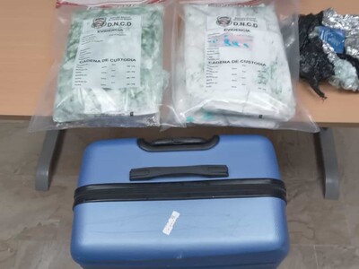 Hombre intentó viajar con cuatro paquetes de cocaína en la maleta