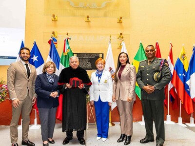 Juan Bolívar Díaz recibe doctorado Honoris Causa en México