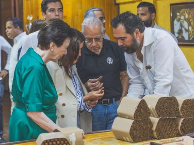 Leah Francis Campos visita fábrica de cigarros Arturo Fuente