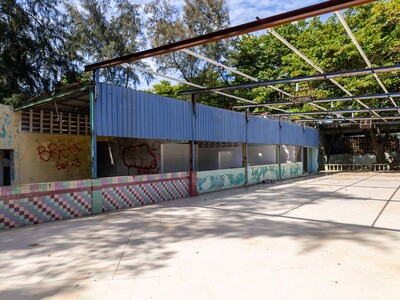 Manresa: de paraíso familiar a ruinas frente al mar