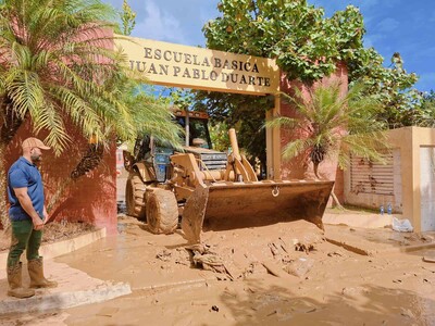 Rehabilita escuelas afectadas por inundaciones en Gaspar Hernández