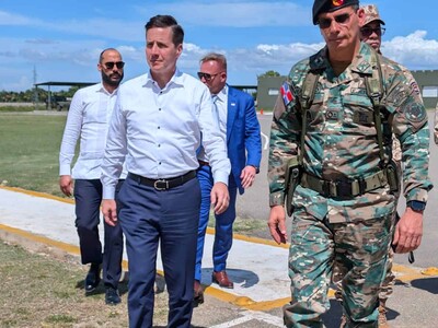 Senador de EE. UU. recorre el muro fronterizo en Dajabón