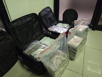 Detienen a dos extranjeros con presunta cocaína en el AILA
