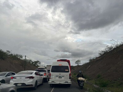 Éxodo de visitantes rumbo al sur provoca largo tapón