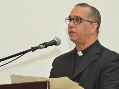 Arzobispo de Santiago cuestiona acuerdo para recibir deportados