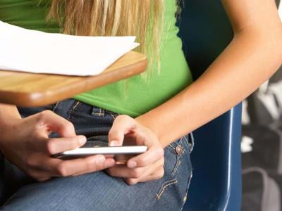 Federación de Padres valora prohibición de uso de celulares
