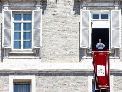El papa pide perdón en nombre de la Iglesia por haber tardado en