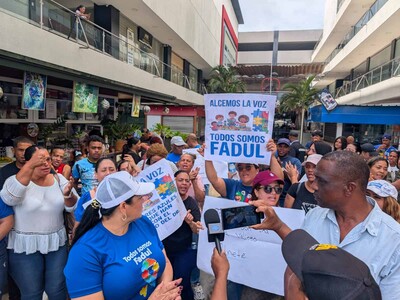 Padres de niños con autismo protestan en apoyo a Ernesto Fadul