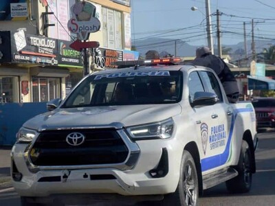Policía arresta a dos hombres que realizaban carreras clandestinas