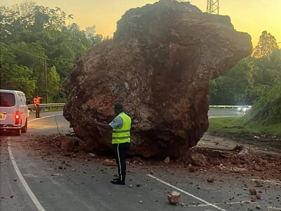 Roca de gran tamaño cae en la Autopista del Nordeste