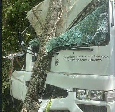 Cuatro lesionados en accidente de autobús estudiantes en Boca de Yuma