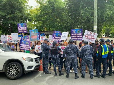 Personal administrativo de salud hace un plantón frente al SNS