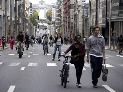 Caminar al aire libre sin pantallas: un hábito para cuidar la vista