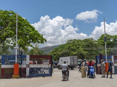 DNI entrega a la Policía Nacional a dominicanos buscados por asesinato