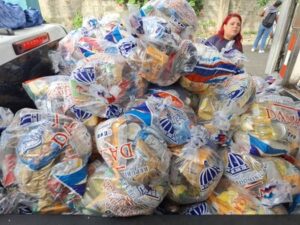 Gobierno distribuye más de 26 mil raciones alimenticias en Santiago