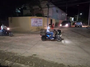 Habilitan tránsito en calle de Santiago afectada por un hundimiento