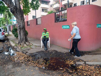 Lodo, hojas y agua amenazan peatones en acera Zona Universitaria