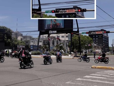 Motoristas cruzan en rojo ante la vista de agentes de tránsito