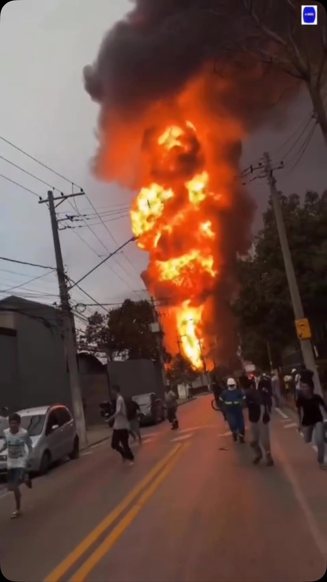 🚨 BRASIL ━━━━━━━━━━━━━━ INCENDIO EN FÁBRICA DE PRODUCTOS QUÍMICOS PROVOCA EXPLOSIONES Y PÁNICO ━━━━━━━━━━━━━━ 📍 Itaqua...