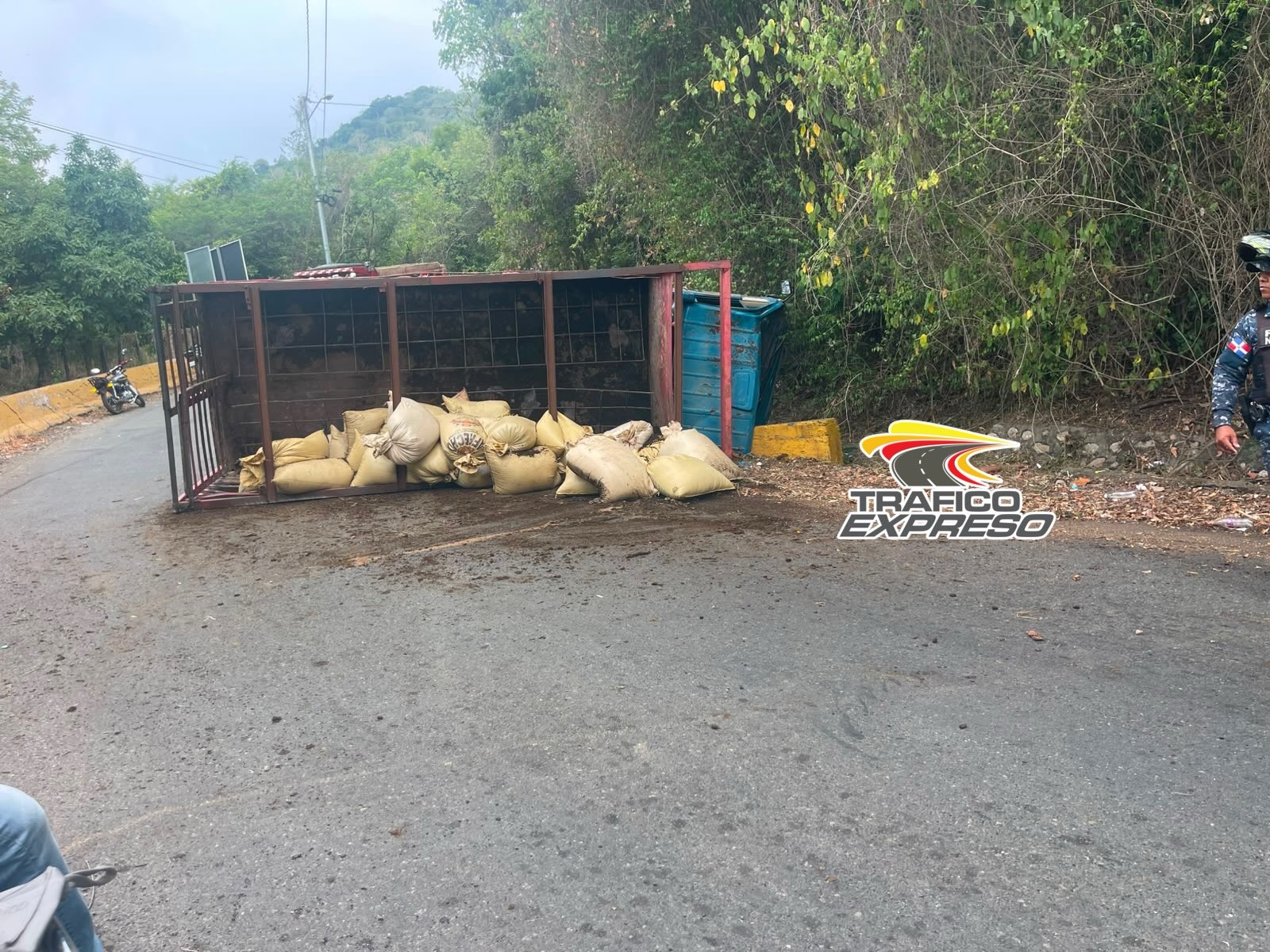 🚨 PUERTO PLATA ━━━━━━━━━━━━━━ CONDUCTOR MUERE TRAS VOLCADURA DE CAMIÓN EN VILLA ISABELA ━━━━━━━━━━━━━━ 📍 Mamey Los Hid...