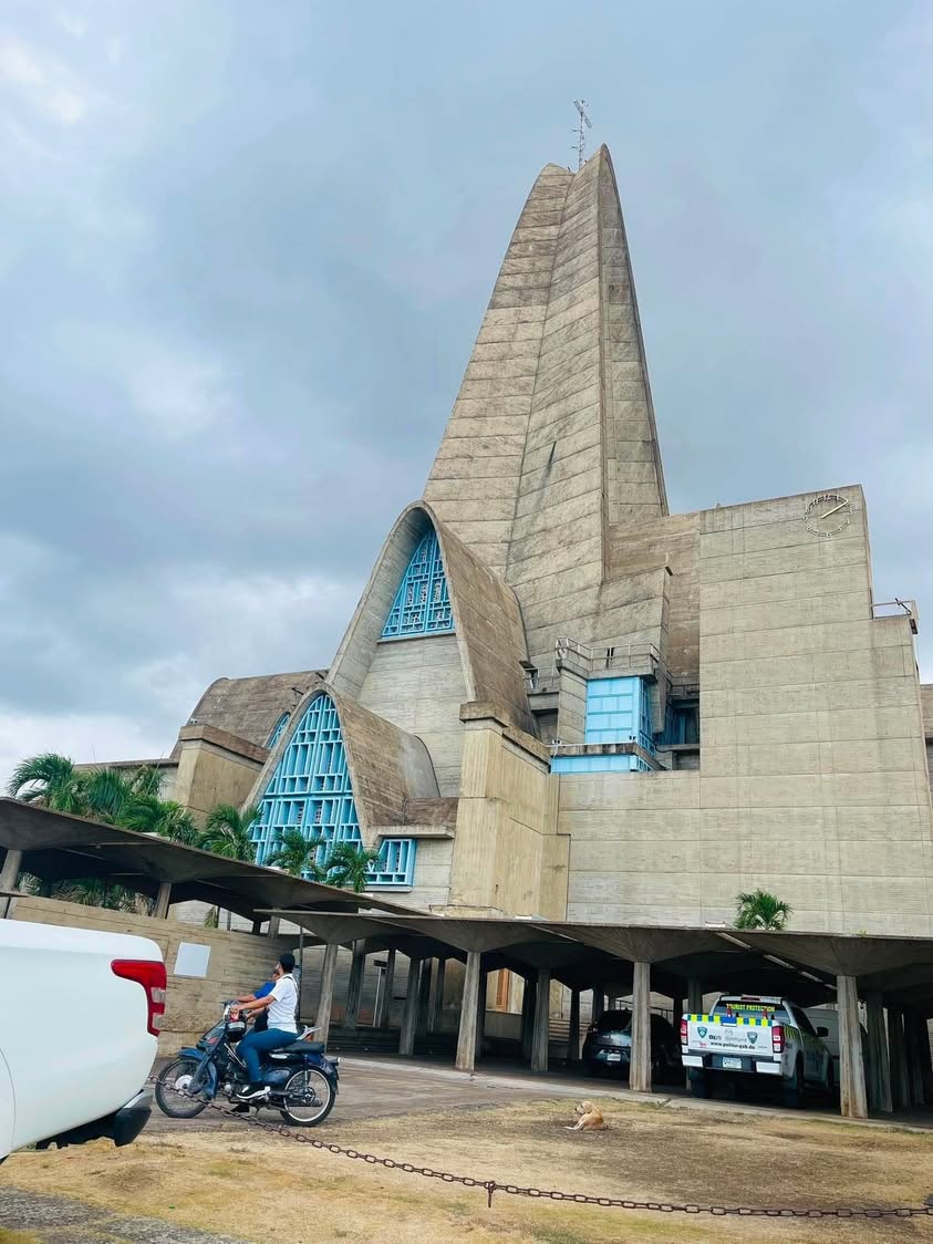 Una joya de la arquitectura moderna en República Dominicana. ¿Sabías que su enorme arco principal mide más de 60 metros...