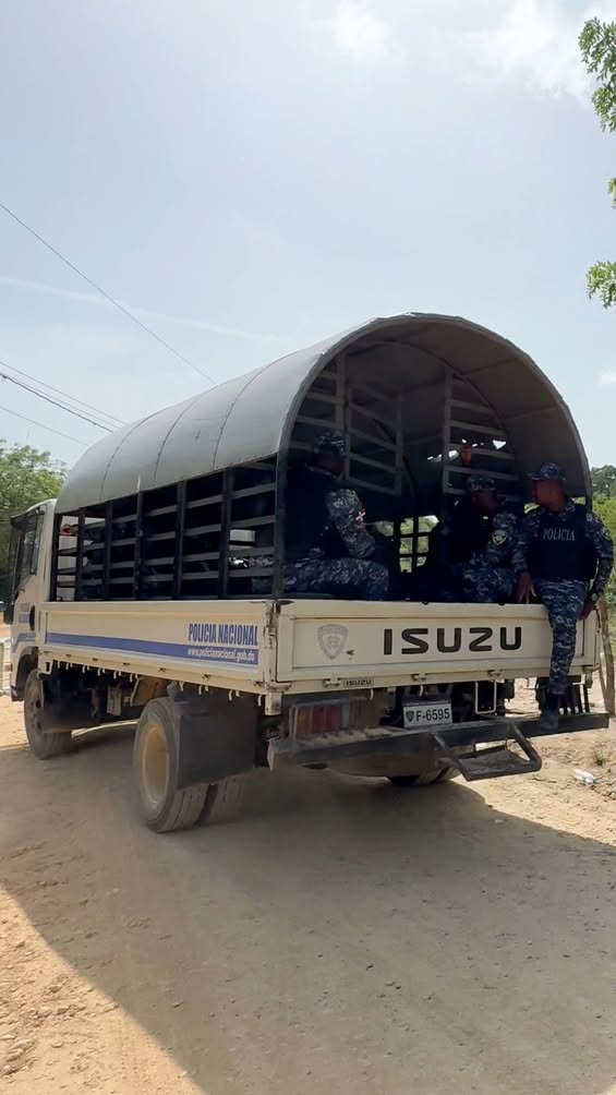 Con amplia contingencia de la Policia se ordenó un desalojo en Babari-Don Miguel en Platanal, Cotuí: se llevaron todo. #...